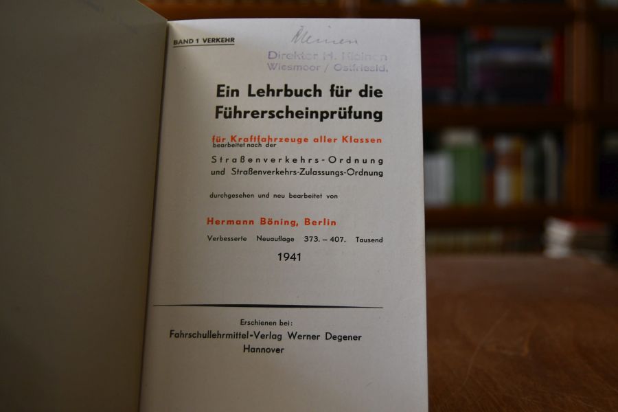Ein Lehrbuch für die Führerscheinprüfung für Kraftfahrzeuge aller Klassen bearbeitet nach der Straßenverkehrs-Ordnung und Straßenverkehrs-Zulassungs-Ordnung durchgesehen und neu bearbeitet. Band 1 Verkehr und Band 3 Vorfahrt in Schuber