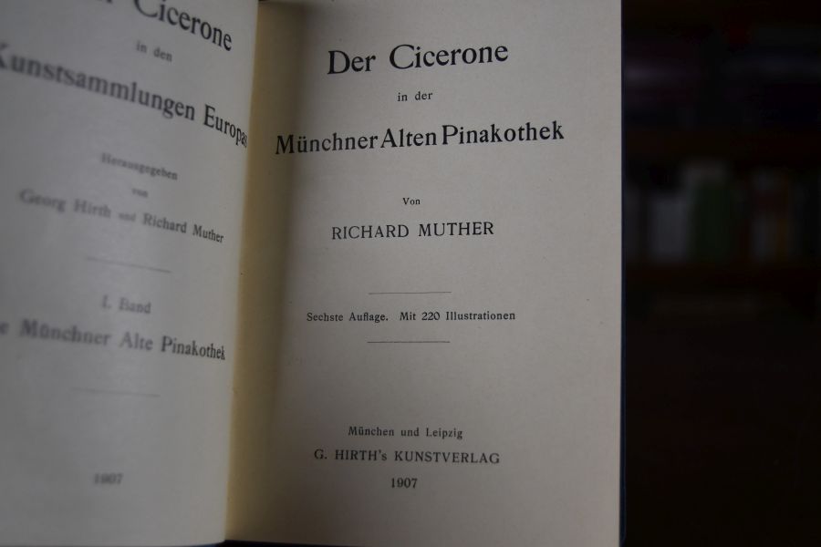 Der Cicerone in der Münchner Alten Pinakothek.