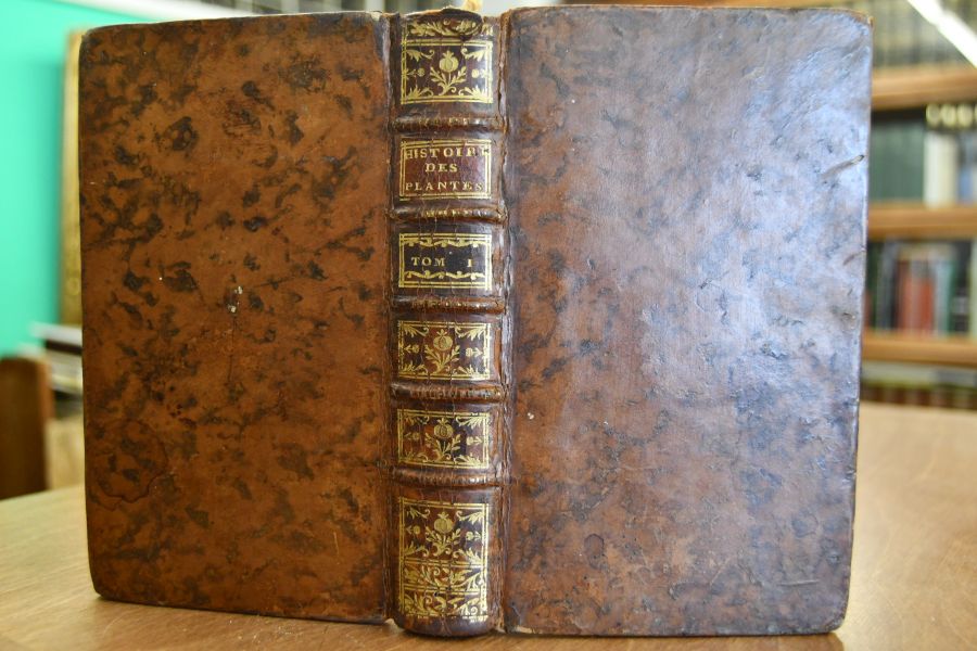 Histoire des plantes de l`Europe, et des plus usitées qui viennent d`Asie, d`Afrique & d`Amerique.  Où l`on voit leurs figures, leurs noms, en quel temps elles fleurissent, & le lieu où elles cruissent.  Avec un abrégé de leurs qualités & de leurs vertus spécifiques. ; Divisée en deux tomes, & rangée suivant l`ordre du Pinax de Gaspard Bauhin. Tome Premier (apart).