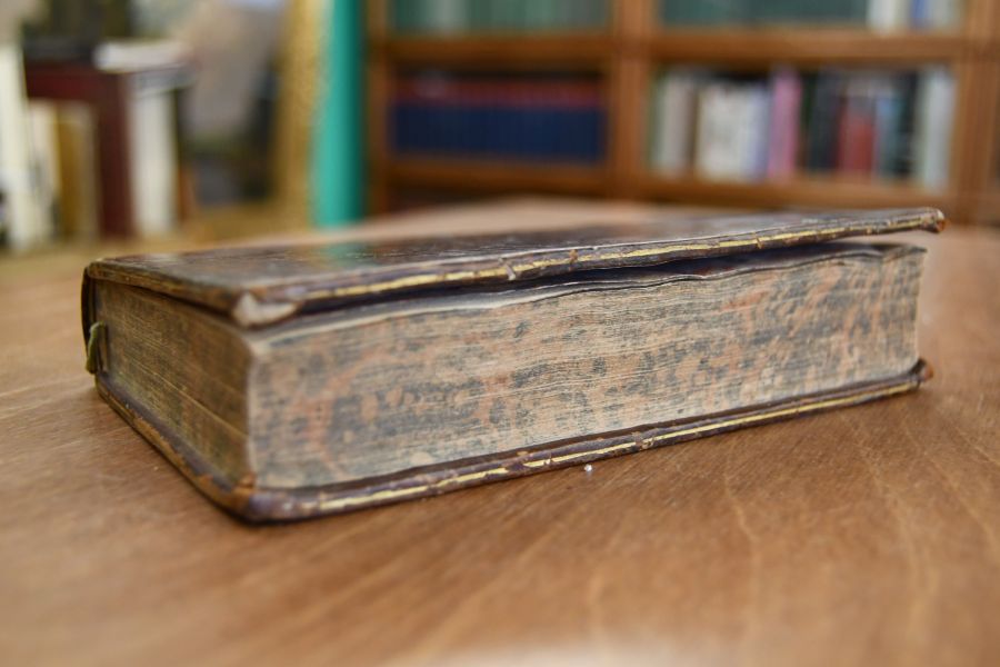 Histoire des plantes de l`Europe, et des plus usitées qui viennent d`Asie, d`Afrique & d`Amerique.  Où l`on voit leurs figures, leurs noms, en quel temps elles fleurissent, & le lieu où elles cruissent.  Avec un abrégé de leurs qualités & de leurs vertus spécifiques. ; Divisée en deux tomes, & rangée suivant l`ordre du Pinax de Gaspard Bauhin. Tome Premier (apart).