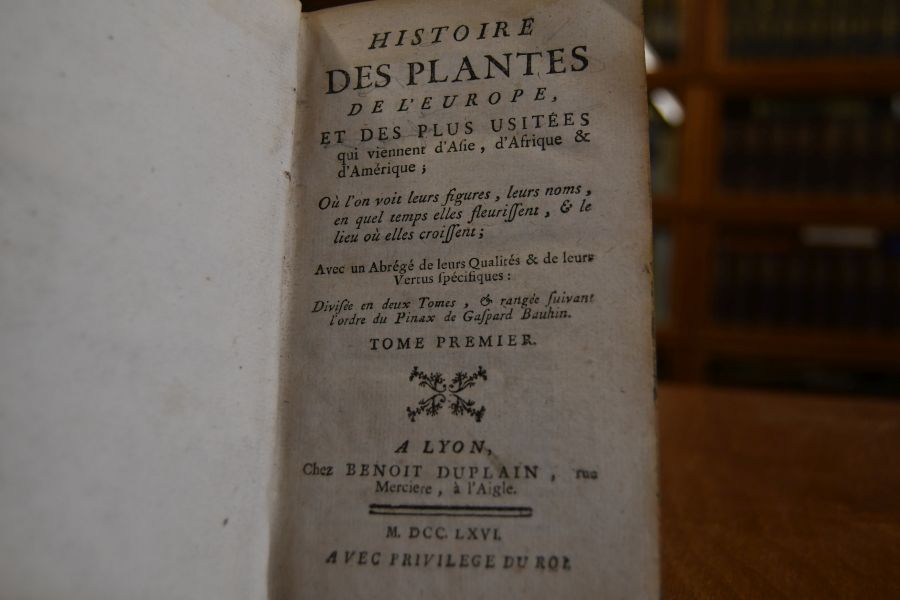 Histoire des plantes de l`Europe, et des plus usitées qui viennent d`Asie, d`Afrique & d`Amerique.  Où l`on voit leurs figures, leurs noms, en quel temps elles fleurissent, & le lieu où elles cruissent.  Avec un abrégé de leurs qualités & de leurs vertus spécifiques. ; Divisée en deux tomes, & rangée suivant l`ordre du Pinax de Gaspard Bauhin. Tome Premier (apart).