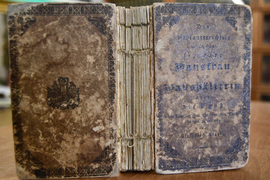 Die wohlunterrichtete und sich selbst lehrende Hausfrau und Haushälterin, oder die Kunst in der kürzesten Zeit alle weiblichen Beschäftigungen zu erlernen.