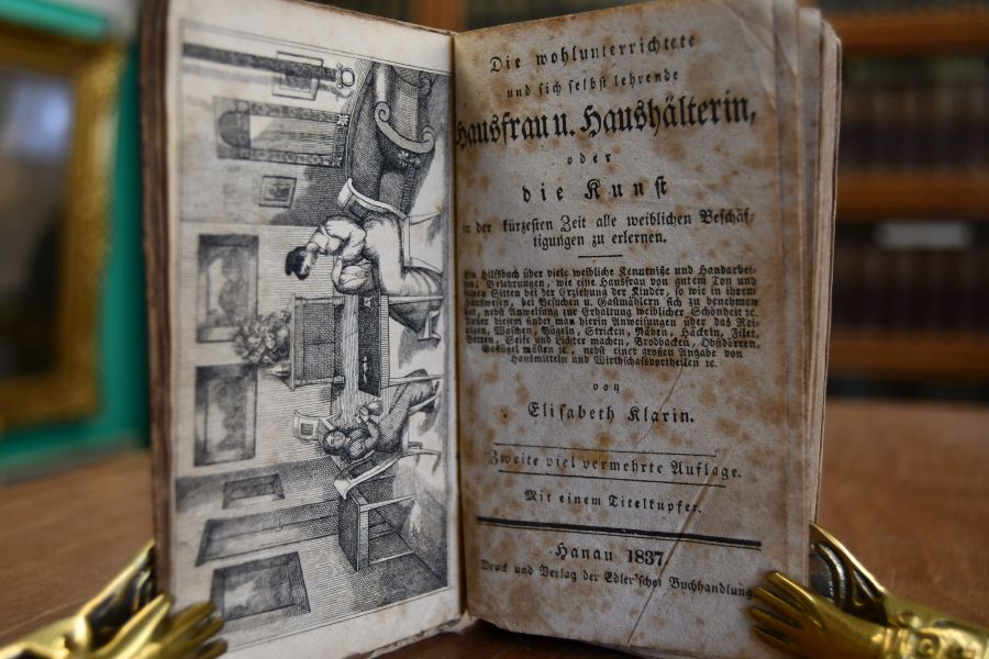 Die wohlunterrichtete und sich selbst lehrende Hausfrau und Haushälterin, oder die Kunst in der kürzesten Zeit alle weiblichen Beschäftigungen zu erlernen.