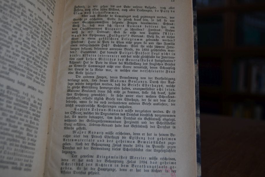 Zola vor Gericht. Ausführliche Darstellung des denkwürdigen Prozesses nach authentischen stenographischen Berichten und mit bewilligter Benützung der Eigenberichte der "Neuen Freien Presse". Mit den Bildern Zolas, Dreyfus`, Laboris, Clémenceaus, Esterhazy usw.
