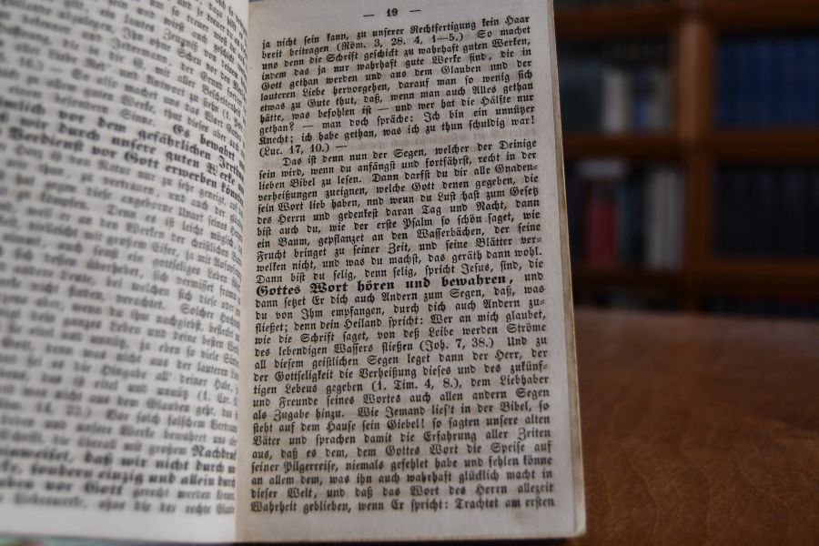 Sammelband von Veröffentlichungen der Niedersächsischen Gesellschaft zur Verbreitung christl. Erbauungsschriften. Enthält Nr. 57, Das D(orf) in den Berge(n); Nr. 160, Welchen Segen hat man davon, wenn man recht in der Bibel lies`t?; Nr. 173, Der Schornsteinfeger. Eine wahre Geschichte; Nr. 195, Wo fehlt es der Uhr?; Nr. 201, Lebenslauf eines gefangenen Verbrechers in R. Geschrieben von ihm selbst in seinem Gefängniß. Nr. 216, Ich werde schon mit ihm fertig werden. Nr. 243, Der christliche Reisende; Nr. 246, Johann G.W. Forstmann Das Leben; Nr. 254, Glaubet fest und zweifelt nicht; Nr. 256, Die Pitkairn-Insel; Nr. 259, Zwei Sterbebette; Nr. 262, Die verschütteten Kohlengräber; Nr. 264, Der Weg zum Leben.