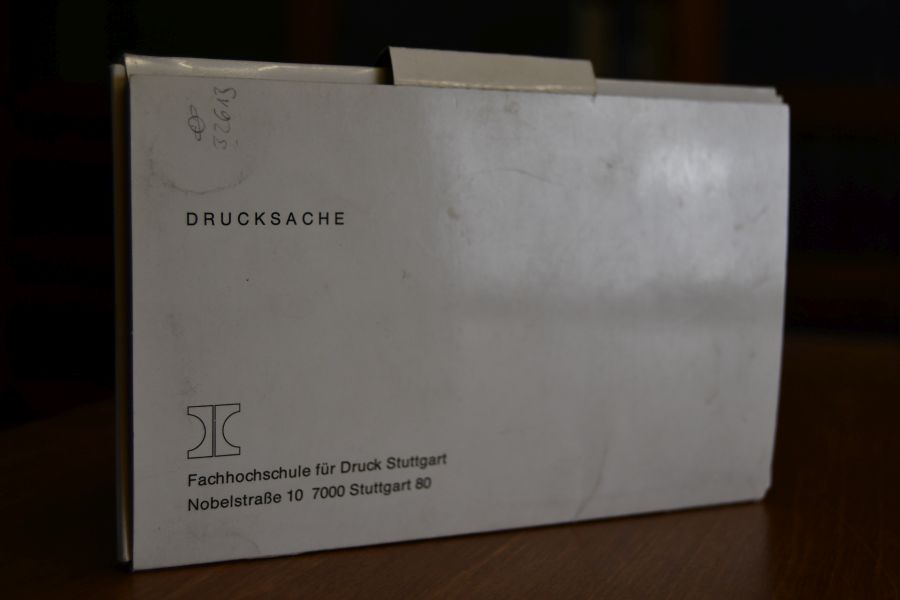 Einladung zum Empfang der Fachhochschule für Druck Stuttgart anläßlich des 50jährigen Bestehens. Beiliegend Reproduktionen von Spielkarten eines Kartenspiels von Jost Amman.