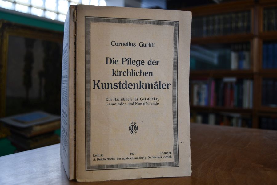Die Pflege der kirchlichen Kunstdenkmäler. Ein Handbuch für Geistliche, Gemeinden und Kunstfreunde.