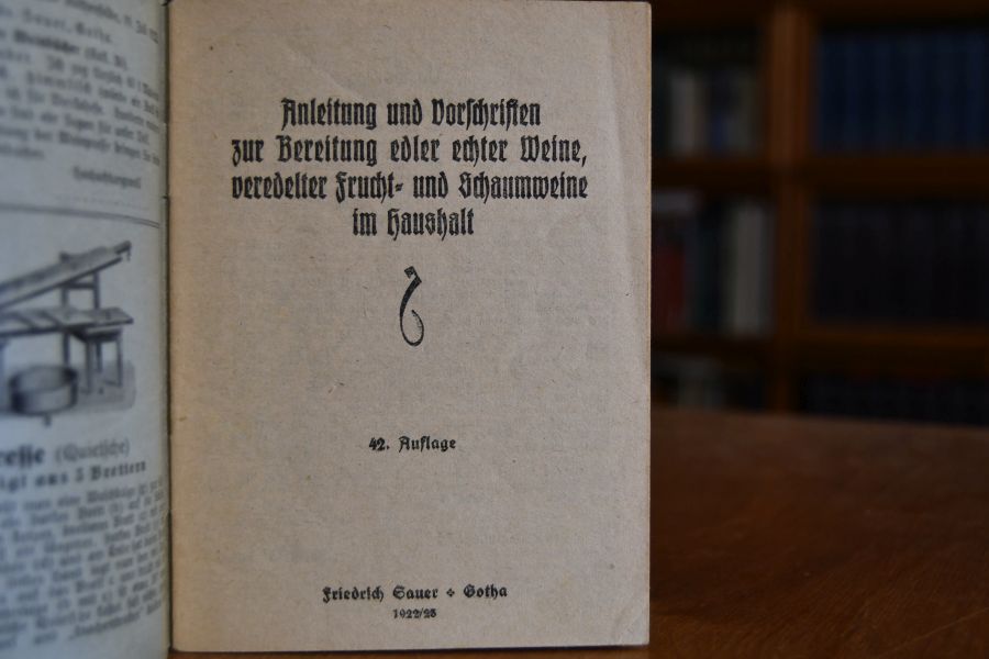 Das neue Weinbuch. Anleitung und Vorschriften zur Bereitung edler echter Weine, veredelter Frucht- und Schaumweine im Haushalt.