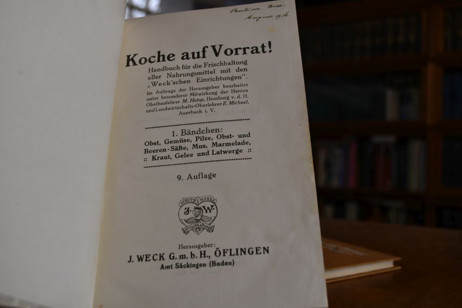 Koche auf Vorrat !. Handbuch für die Frischhaltung aller Nahrungsmittel mit den "Weck`schen Einrichtungen". 1. Bändchen Obst, Gemüse, Pilze, Obst- und Beerensäfte, Mus, Marmelade, Kraut, Gelee und Latwerge; 2. Bändchen A. Fleisch und Fleischspeisen, B. Fische, Krusten- und Schalentiere.