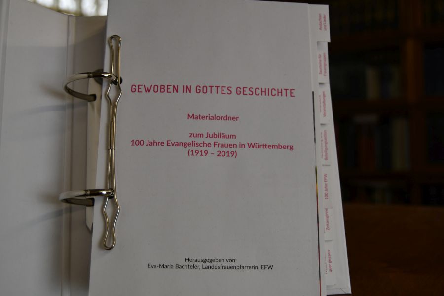 Gewoben in Gottes Geschichte. Materialordner zum Jubiläum 100 Jahre Evangelische Frauen in Württemberg (1919 - 2019).