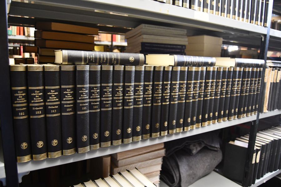 Entscheidungen des Bundesgerichtshofes in Zivilsachen Band 1 - Band 222. Von Bd. 1 bis Bd. 210 jeweils mit dem Zehnjahresregister. Insgesamt 243 Bände.