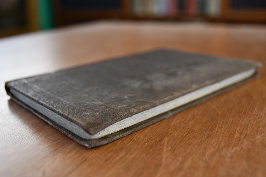 Sammelband von 4 Schriften von Theodor Roth aus den Wochenblättern für das geistige und materielle Wohl des deutschen Volkes. Enthält Die große Pest in London, Die Camisarden, Die Geschichte des Sklavenhandels, Johanna von Arc, die Jungfrau von Orleans.