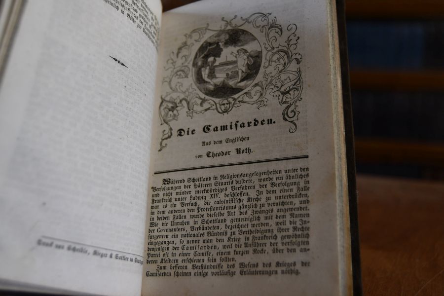 Sammelband von 4 Schriften von Theodor Roth aus den Wochenblättern für das geistige und materielle Wohl des deutschen Volkes. Enthält Die große Pest in London, Die Camisarden, Die Geschichte des Sklavenhandels, Johanna von Arc, die Jungfrau von Orleans.