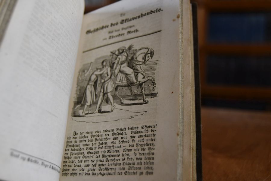 Sammelband von 4 Schriften von Theodor Roth aus den Wochenblättern für das geistige und materielle Wohl des deutschen Volkes. Enthält Die große Pest in London, Die Camisarden, Die Geschichte des Sklavenhandels, Johanna von Arc, die Jungfrau von Orleans.