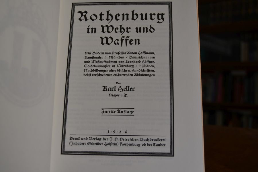 Rothenburg in Wehr und Waffen. Mit Bildern von Anton Hoffmann, Bauzeichn. von Leonhard Häffner, 7 Plänen, Nachbildungen alter Stiche u. Handschriften, nebst verschiedener erläuternden Abbildungen.