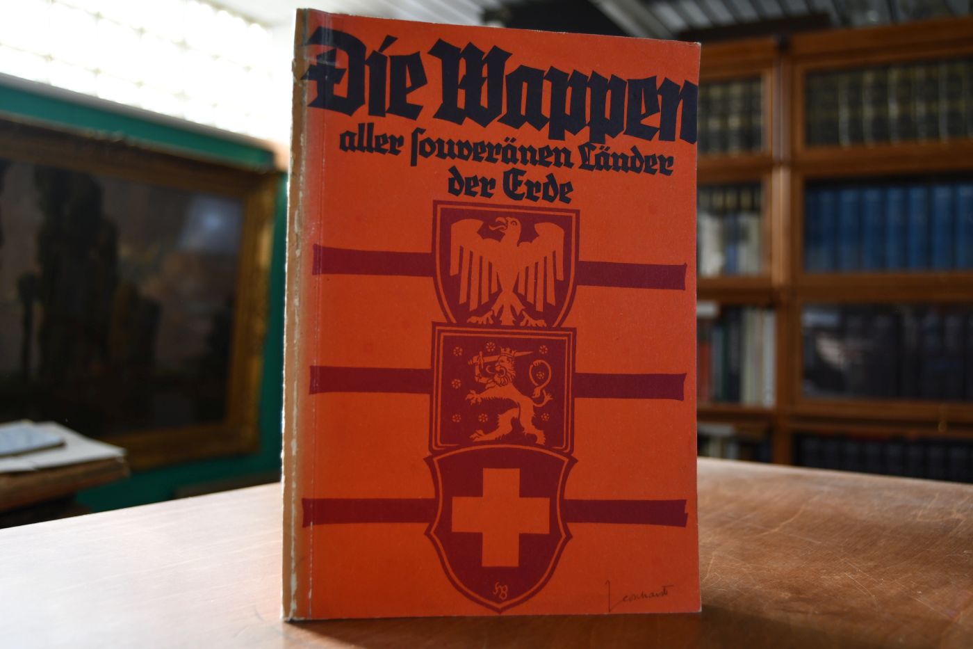 Die Wappen aller souveränen Länder der Erde sowie diejenigen der deutschen Staaten, der preußischen Provincen, der Schweizer Kantone, Österreichs Bundesländer, der englischen Dominions, ferner ehemaliger Reichswappen, Wappen deutscher Staaten und österreich-ungarischen Kronländer, endlich Herrscher- und Adels-Kronen