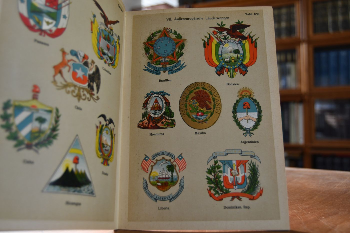 Die Wappen aller souveränen Länder der Erde sowie diejenigen der deutschen Staaten, der preußischen Provincen, der Schweizer Kantone, Österreichs Bundesländer, der englischen Dominions, ferner ehemaliger Reichswappen, Wappen deutscher Staaten und österreich-ungarischen Kronländer, endlich Herrscher- und Adels-Kronen
