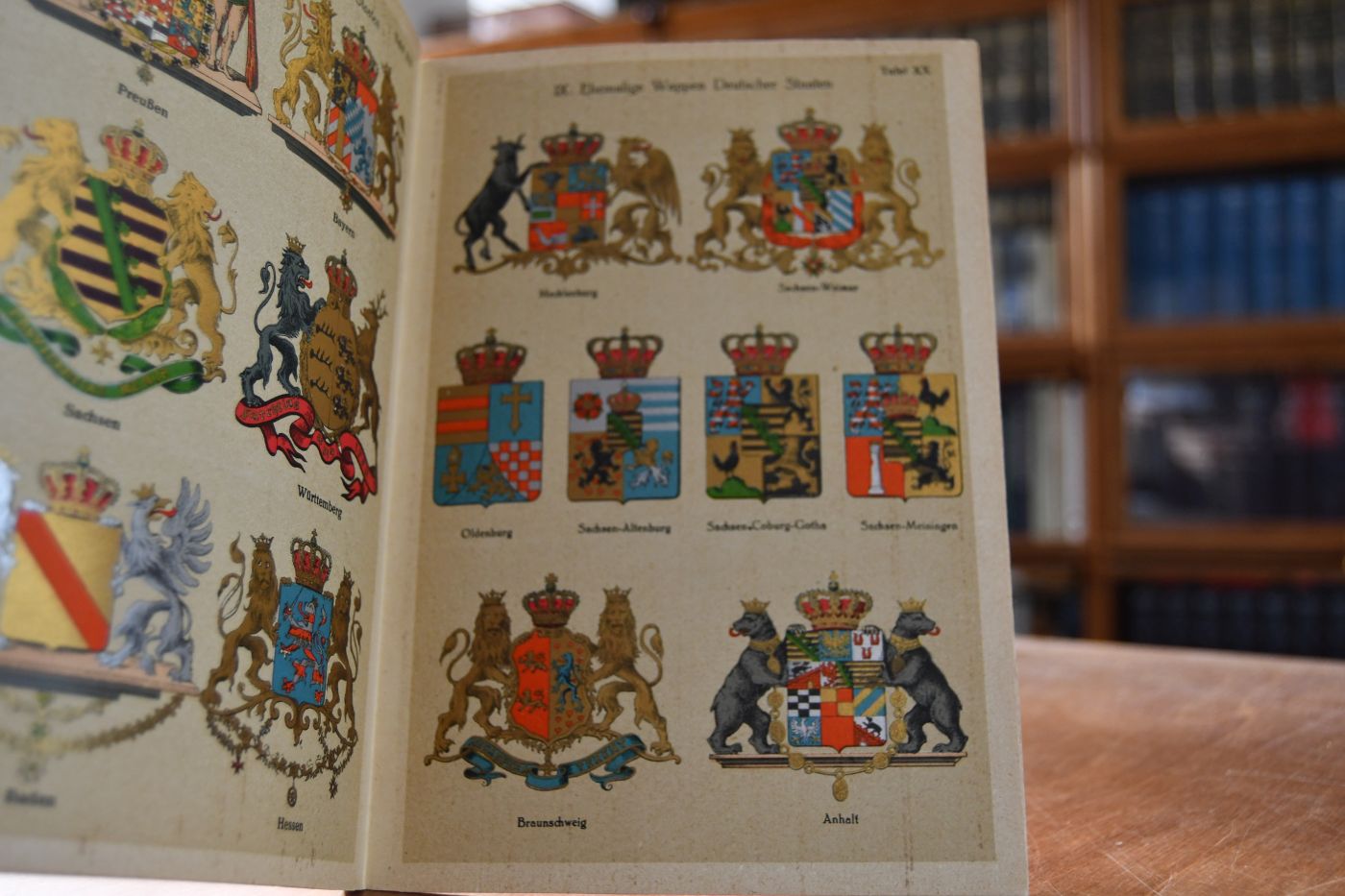 Die Wappen aller souveränen Länder der Erde sowie diejenigen der deutschen Staaten, der preußischen Provincen, der Schweizer Kantone, Österreichs Bundesländer, der englischen Dominions, ferner ehemaliger Reichswappen, Wappen deutscher Staaten und österreich-ungarischen Kronländer, endlich Herrscher- und Adels-Kronen