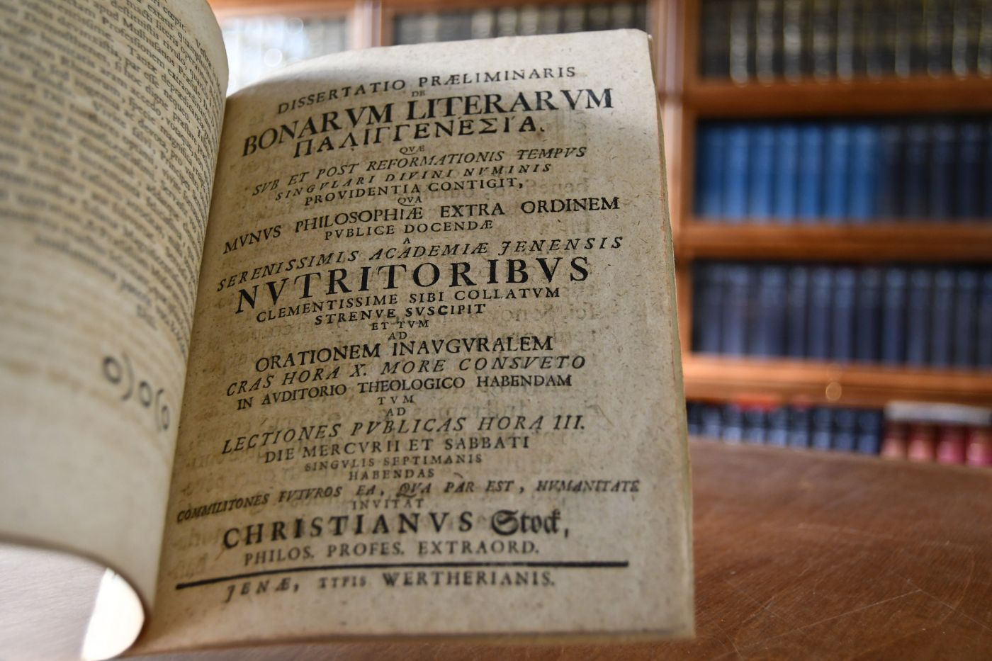 De ignorantia quae ante et sub reformationis tempus. Beigebunden Dissertatio Praeliminaris De Bonarum Literarum Palingenesia, Quae Sub Et Post Reformationis Tempus Singulari Divini Numinis Providentia contigit, Qua Munus Philosophiae Extra Ordinem Publicae Docendae A ... Academiae Ienensis Nutritoribus ... In Auditorio Theologico ... / Invitat Christianus Stock, Philos. Profes. Extraord., 4 unn. Bll., Jena, Werther, 1717.