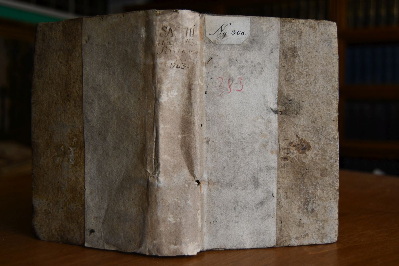 Pompeii Sacchi Parmensis in eiusdem Academia medicinae theoricae professoris Nova methodus febris curandi. Fundamentis alkali & acidi superstructa . Beigebunden Pompeo Sacco Iris febrilis foedus inter antiquorum, & Recentiorum Opiniones de Febribus promittens. Editio secunda, Venedig, Molini, 1702, 6 Bll., S. 127-385.