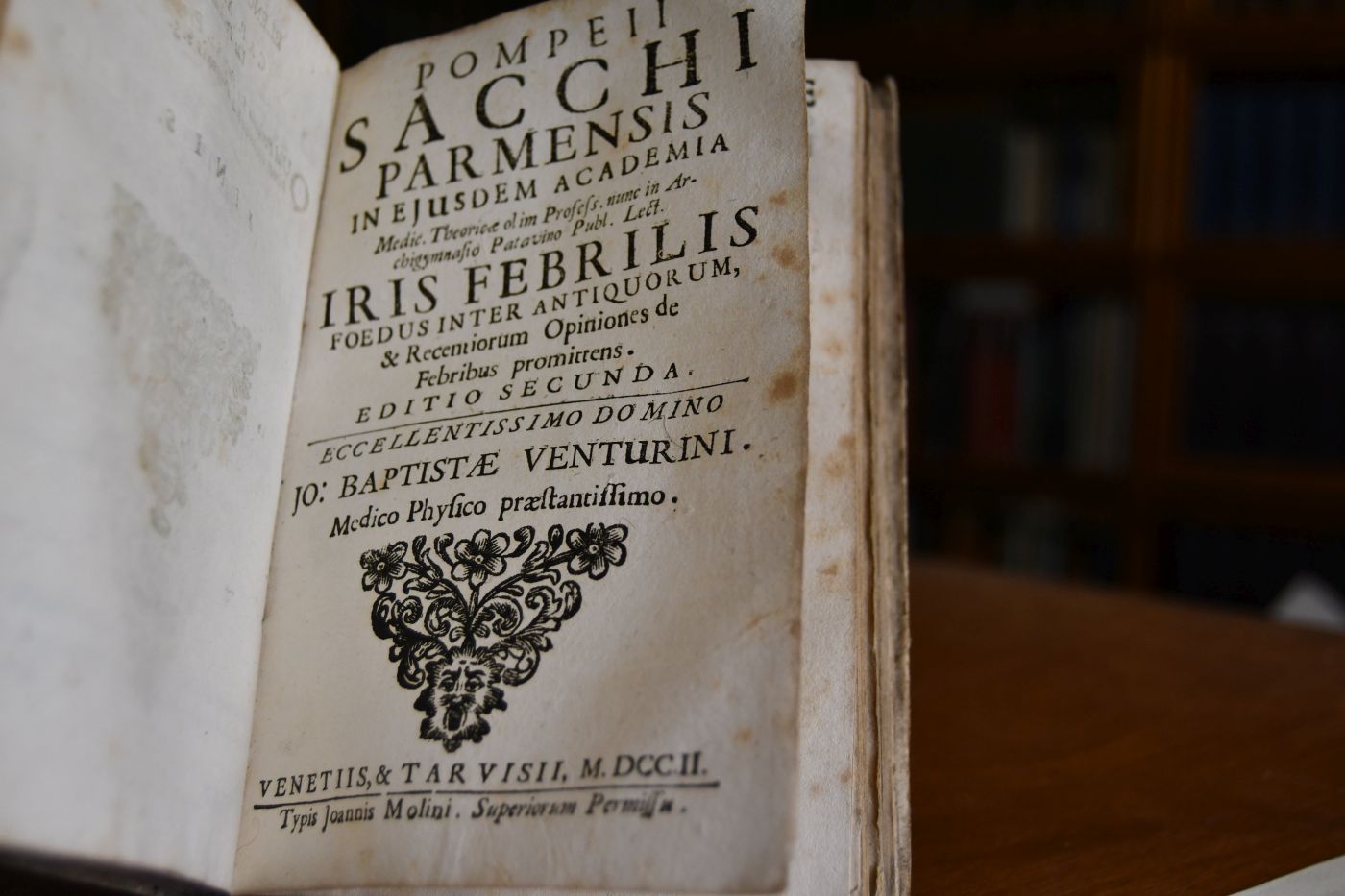 Pompeii Sacchi Parmensis in eiusdem Academia medicinae theoricae professoris Nova methodus febris curandi. Fundamentis alkali & acidi superstructa . Beigebunden Pompeo Sacco Iris febrilis foedus inter antiquorum, & Recentiorum Opiniones de Febribus promittens. Editio secunda, Venedig, Molini, 1702, 6 Bll., S. 127-385.