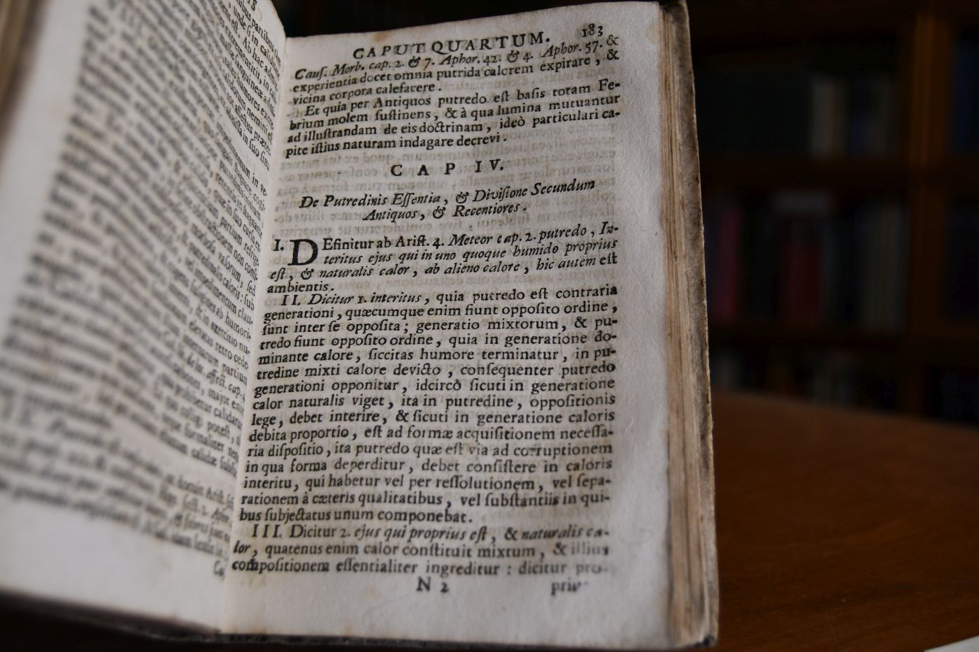 Pompeii Sacchi Parmensis in eiusdem Academia medicinae theoricae professoris Nova methodus febris curandi. Fundamentis alkali & acidi superstructa . Beigebunden Pompeo Sacco Iris febrilis foedus inter antiquorum, & Recentiorum Opiniones de Febribus promittens. Editio secunda, Venedig, Molini, 1702, 6 Bll., S. 127-385.