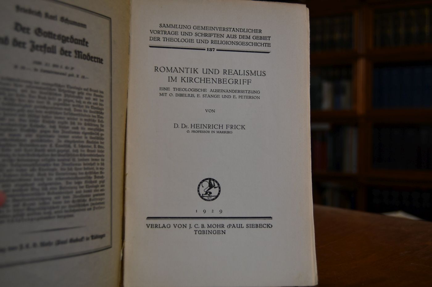 Romantik und Realismus im Kirchenbegriff. Eine theologische Auseinandersetzung mit O. Dibelius, E. Stange und E. Peterson.