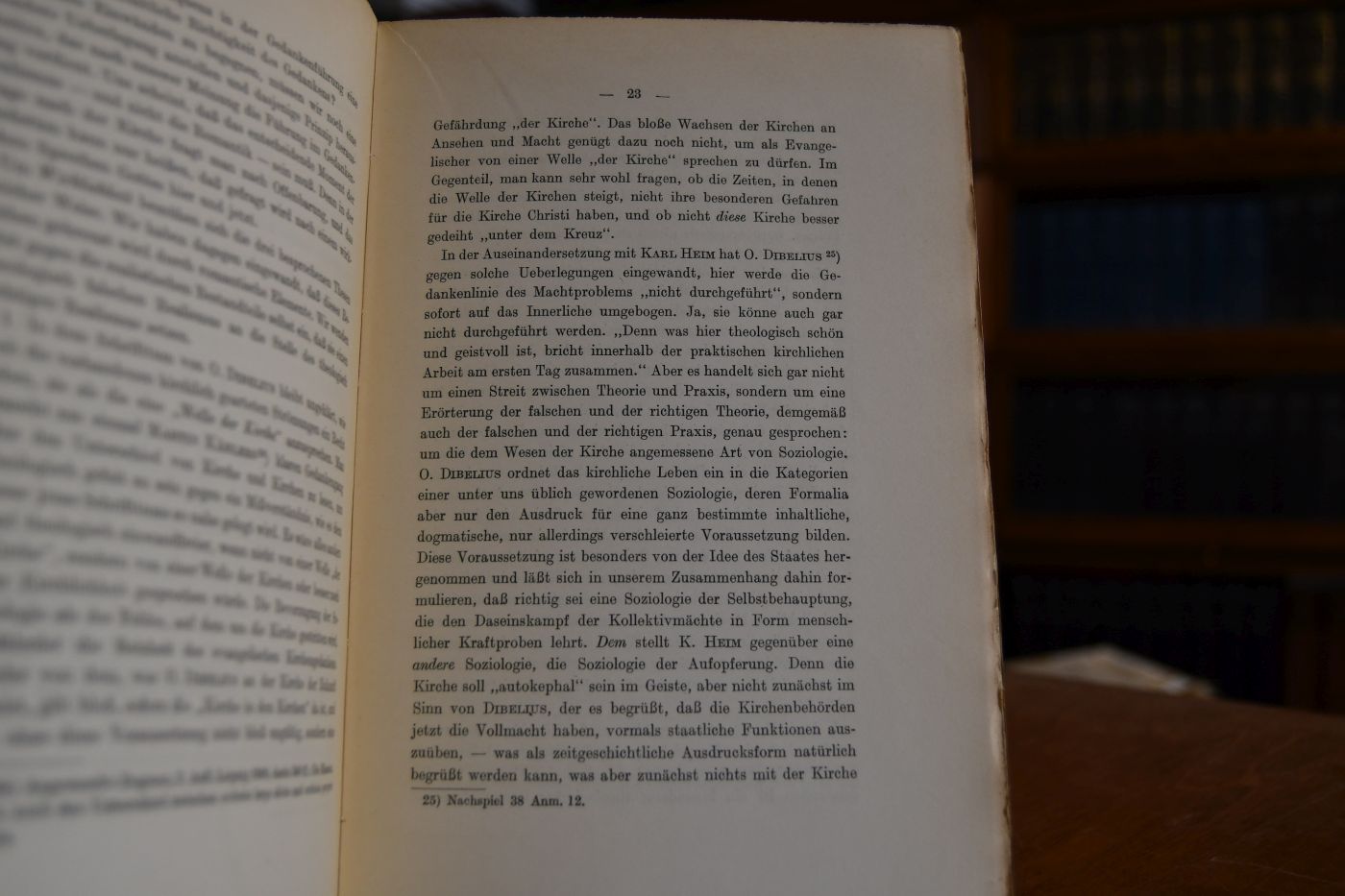 Romantik und Realismus im Kirchenbegriff. Eine theologische Auseinandersetzung mit O. Dibelius, E. Stange und E. Peterson.