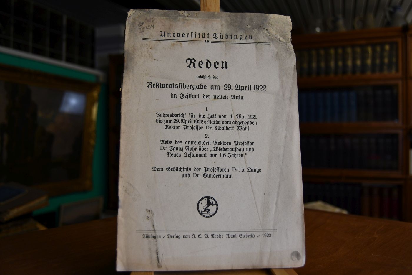 Reden anläßlich der Rektoratsübergabe am 29. April 1922 im Festsaal der neuen Aula 1. Jahresbericht für die Zeit vom 1. Mai 1921 bis zum 29. April 1922 erstattet vom abgehenden Rektor Adalbert Wahl, 2. Rede des antretenden Rektors Ignaz Rohr über "Wiederaufbau und Neues Testament vor 116 Jahren". Dem Gedächtnis der Professoren v. Lange und Gundermann.