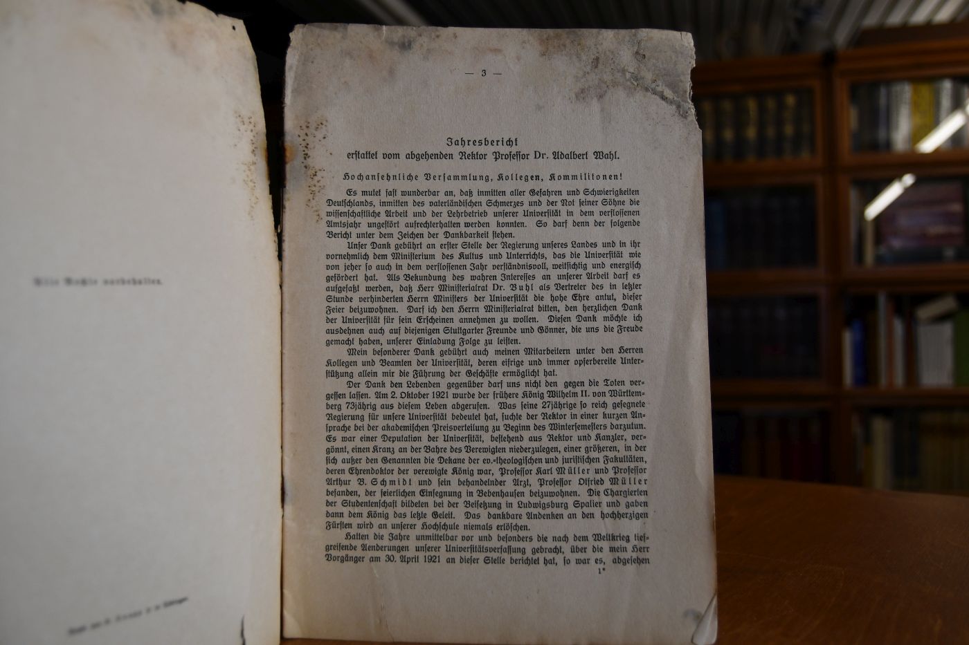 Reden anläßlich der Rektoratsübergabe am 29. April 1922 im Festsaal der neuen Aula 1. Jahresbericht für die Zeit vom 1. Mai 1921 bis zum 29. April 1922 erstattet vom abgehenden Rektor Adalbert Wahl, 2. Rede des antretenden Rektors Ignaz Rohr über "Wiederaufbau und Neues Testament vor 116 Jahren". Dem Gedächtnis der Professoren v. Lange und Gundermann.