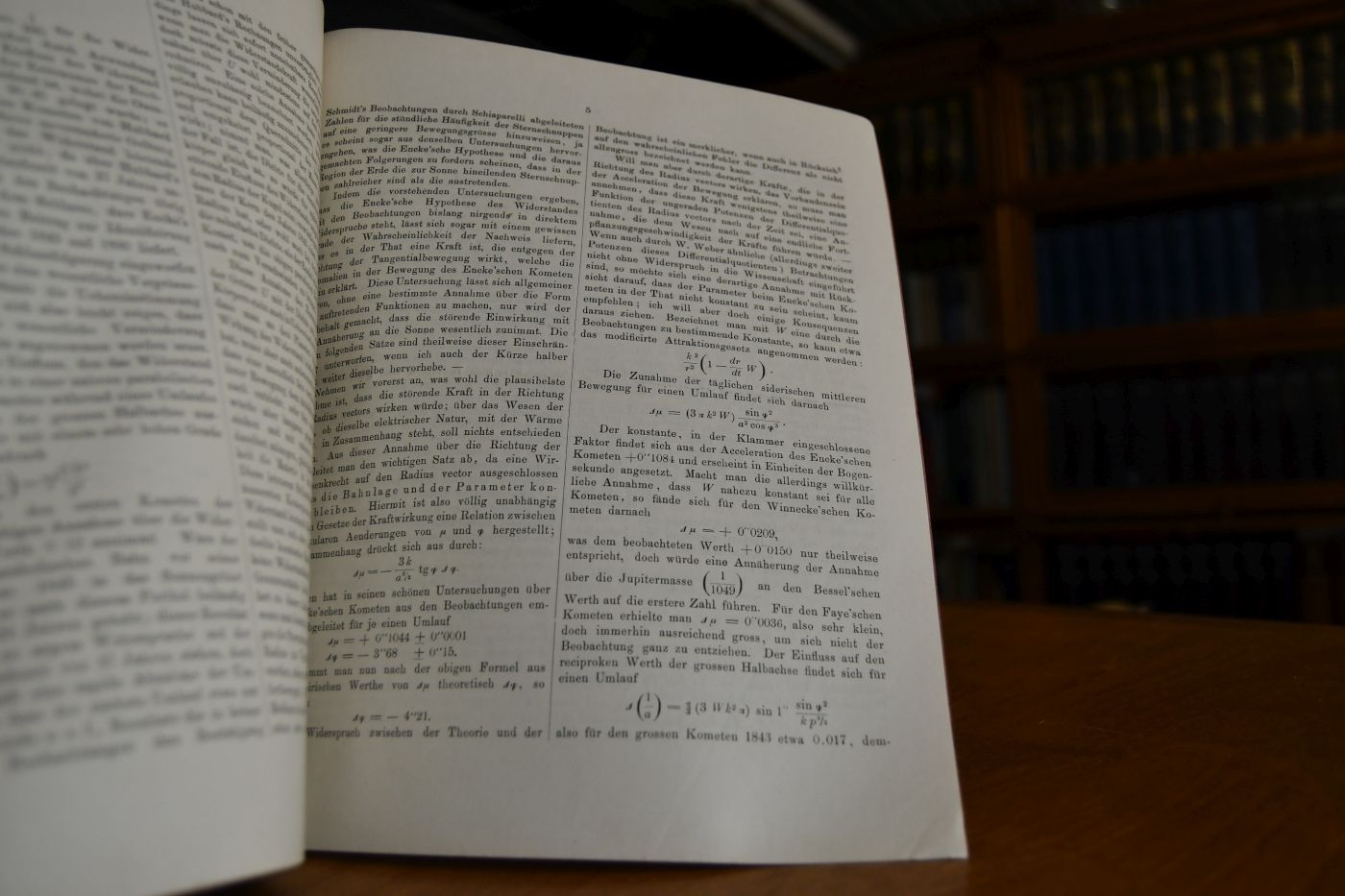 Einige Bemerkungen über die anomalen Bewegungserscheinungen einiger Kometen und über das Widerstand leistende Medium.