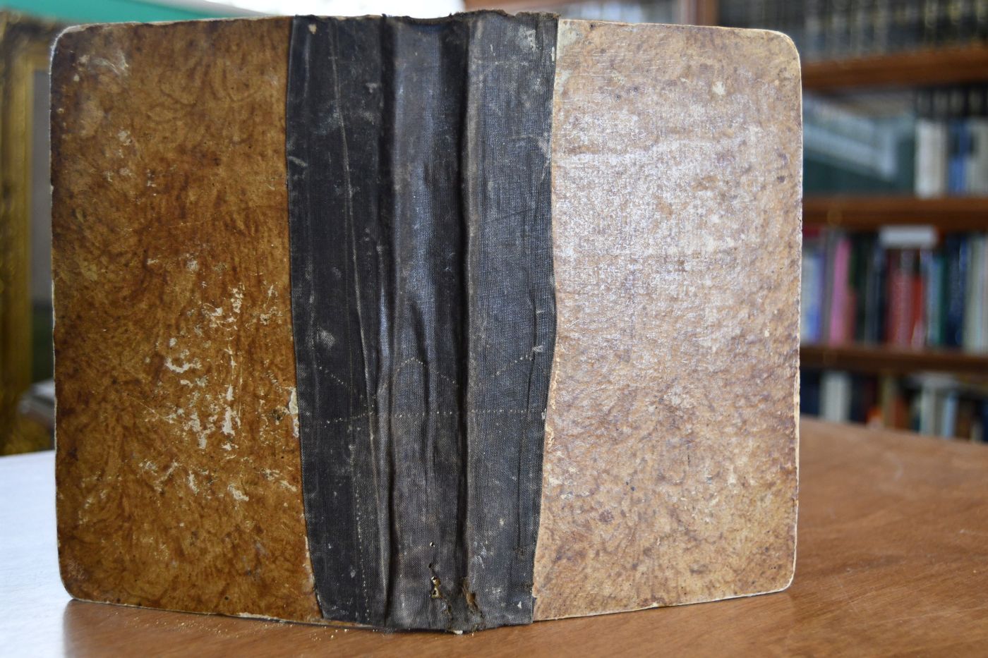 Unvollständige jedoch brauchbare Ueberbleibsel aus den hinterlassenen Handschriften eines Einsichts- und Erfahrungs- vollen Mannes des seel. Herrn Pfarrers Johann Ludwig Frickers treuen Lehrers bey der Gemeinde zu Dettingen unter Urach wegen ihres Werths gesammelt und auf Begehren vieler Wahrheit-Liebenden herausgegeben. Beigebunden Abriß eines rechtschaffenen und thätigen Christenthums unter dem Bilde eines christlichen Bürgers und gottseligen Pilgrims abgemahlet, von Doctor Johann Valentin Andreä, einem ehemaligen berühmten Würtembergischen Theologen, und nun, zum Dienst und Förderung des wahren Christenthums aus desselben lateinischen Schriften gesammelt und ins Deutsche übersezt, auch mit einigen andern gemeinnützlichen Auszügen zum Druk befördert. O.O., o.V., 1775, 4 unn. Bll., 184 S., Mälzer Nr. 28