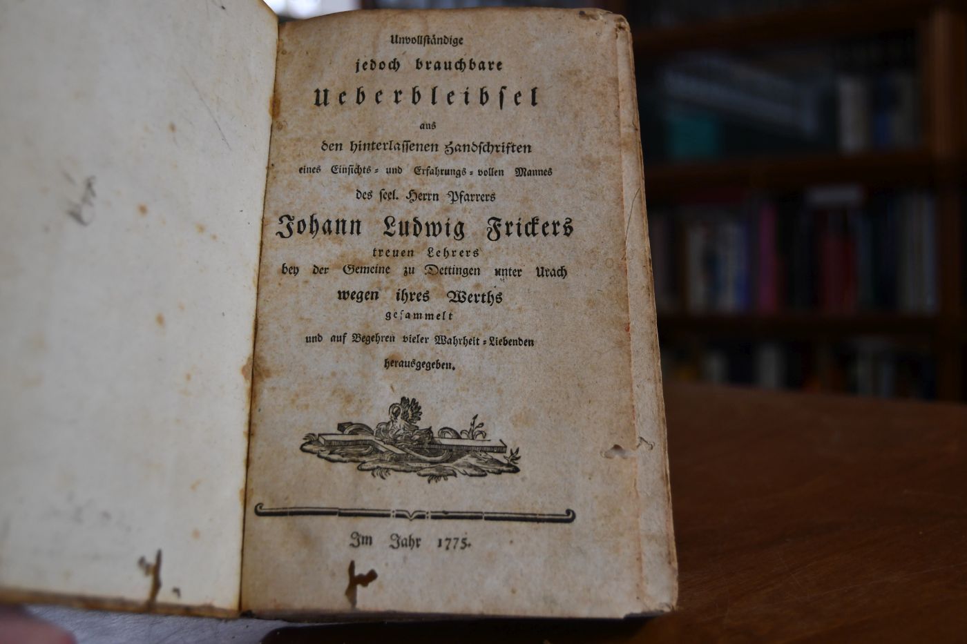 Unvollständige jedoch brauchbare Ueberbleibsel aus den hinterlassenen Handschriften eines Einsichts- und Erfahrungs- vollen Mannes des seel. Herrn Pfarrers Johann Ludwig Frickers treuen Lehrers bey der Gemeinde zu Dettingen unter Urach wegen ihres Werths gesammelt und auf Begehren vieler Wahrheit-Liebenden herausgegeben. Beigebunden Abriß eines rechtschaffenen und thätigen Christenthums unter dem Bilde eines christlichen Bürgers und gottseligen Pilgrims abgemahlet, von Doctor Johann Valentin Andreä, einem ehemaligen berühmten Würtembergischen Theologen, und nun, zum Dienst und Förderung des wahren Christenthums aus desselben lateinischen Schriften gesammelt und ins Deutsche übersezt, auch mit einigen andern gemeinnützlichen Auszügen zum Druk befördert. O.O., o.V., 1775, 4 unn. Bll., 184 S., Mälzer Nr. 28