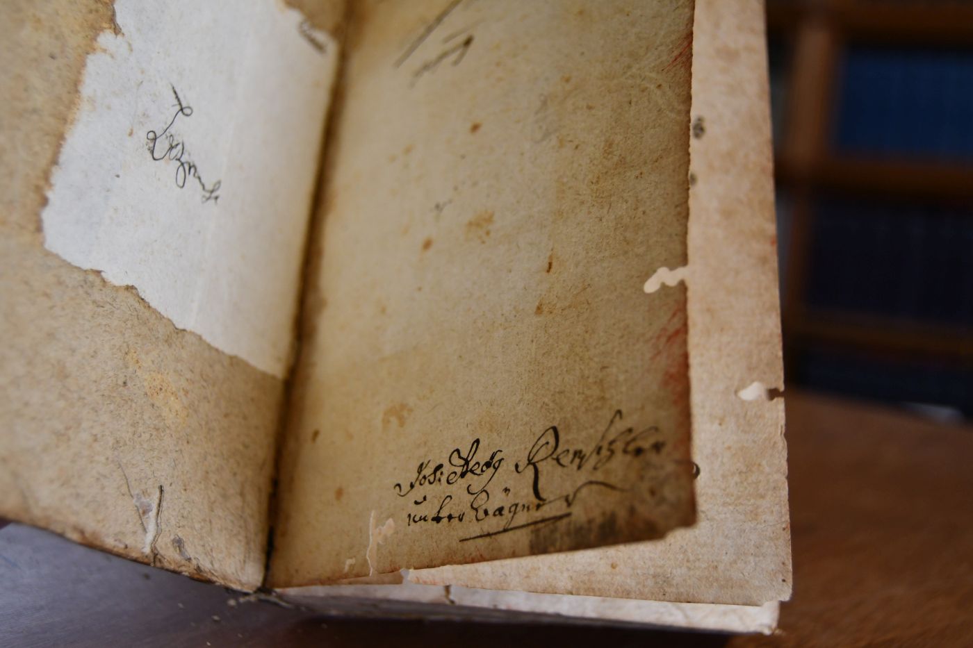 Unvollständige jedoch brauchbare Ueberbleibsel aus den hinterlassenen Handschriften eines Einsichts- und Erfahrungs- vollen Mannes des seel. Herrn Pfarrers Johann Ludwig Frickers treuen Lehrers bey der Gemeinde zu Dettingen unter Urach wegen ihres Werths gesammelt und auf Begehren vieler Wahrheit-Liebenden herausgegeben. Beigebunden Abriß eines rechtschaffenen und thätigen Christenthums unter dem Bilde eines christlichen Bürgers und gottseligen Pilgrims abgemahlet, von Doctor Johann Valentin Andreä, einem ehemaligen berühmten Würtembergischen Theologen, und nun, zum Dienst und Förderung des wahren Christenthums aus desselben lateinischen Schriften gesammelt und ins Deutsche übersezt, auch mit einigen andern gemeinnützlichen Auszügen zum Druk befördert. O.O., o.V., 1775, 4 unn. Bll., 184 S., Mälzer Nr. 28