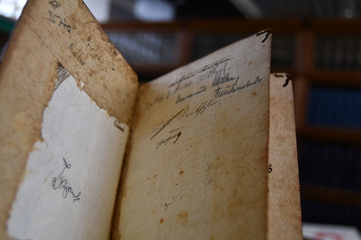 Unvollständige jedoch brauchbare Ueberbleibsel aus den hinterlassenen Handschriften eines Einsichts- und Erfahrungs- vollen Mannes des seel. Herrn Pfarrers Johann Ludwig Frickers treuen Lehrers bey der Gemeinde zu Dettingen unter Urach wegen ihres Werths gesammelt und auf Begehren vieler Wahrheit-Liebenden herausgegeben. Beigebunden Abriß eines rechtschaffenen und thätigen Christenthums unter dem Bilde eines christlichen Bürgers und gottseligen Pilgrims abgemahlet, von Doctor Johann Valentin Andreä, einem ehemaligen berühmten Würtembergischen Theologen, und nun, zum Dienst und Förderung des wahren Christenthums aus desselben lateinischen Schriften gesammelt und ins Deutsche übersezt, auch mit einigen andern gemeinnützlichen Auszügen zum Druk befördert. O.O., o.V., 1775, 4 unn. Bll., 184 S., Mälzer Nr. 28