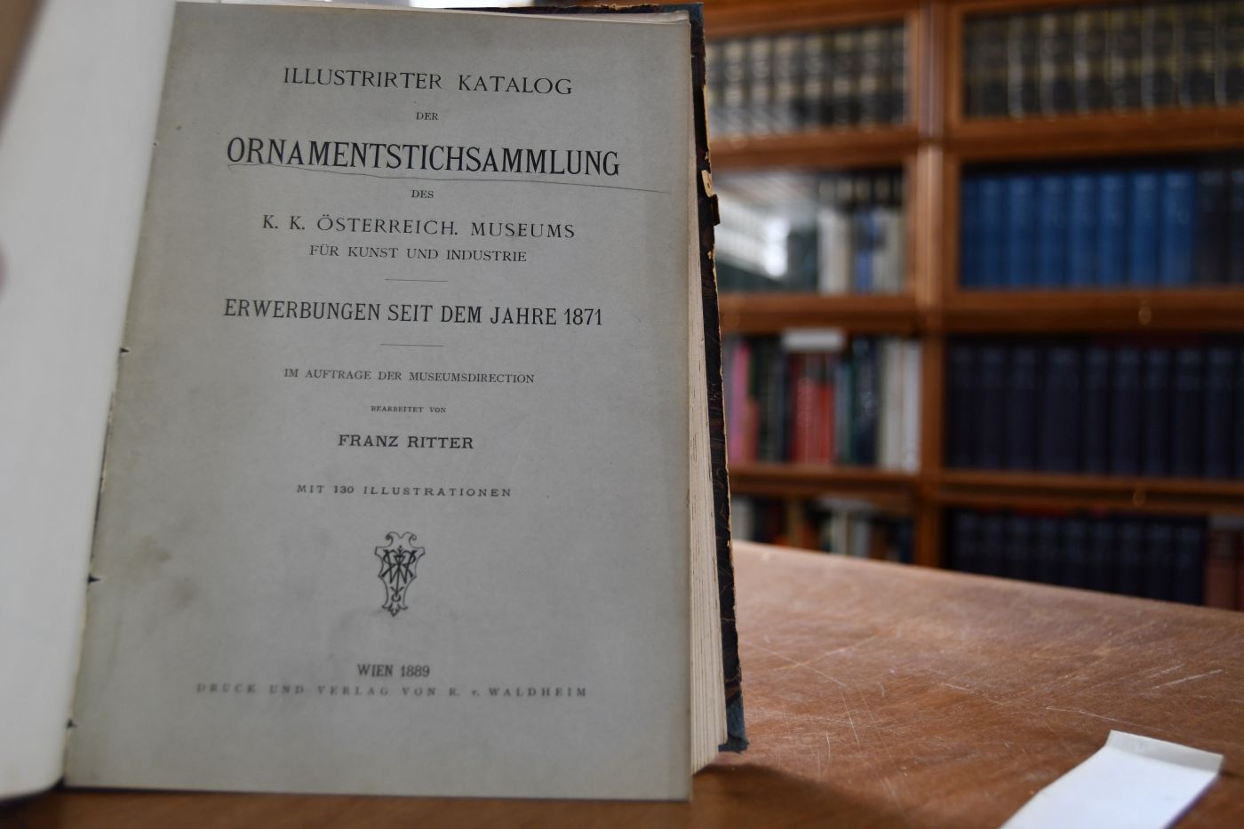 Sammelband mit 3 Katalogen des K.k. Österr. Museum für Kunst und Industrie. Enthält 1. Ausstellung von Alt-Wiener Porzellan, März bis Mai 1904, Katalog und Einleitung. 2. Katalog der Wiener-Congress-Ausstellung 1896. 3. Illustrierter Katalog der Ornamentstichsammlung des K.K. Österreich. Museums für Kunst und Industrie. Erwerbungen seit dem Jahre 1871.