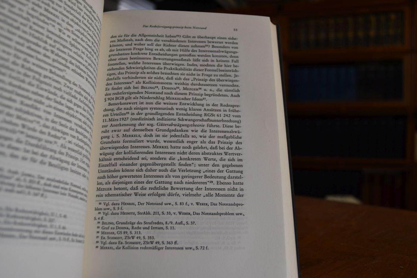 Der rechtfertigende Notstand. Zur Problematik der Notstandsregelung im Entwurf eines Strafgesetzbuches (E 1962).
