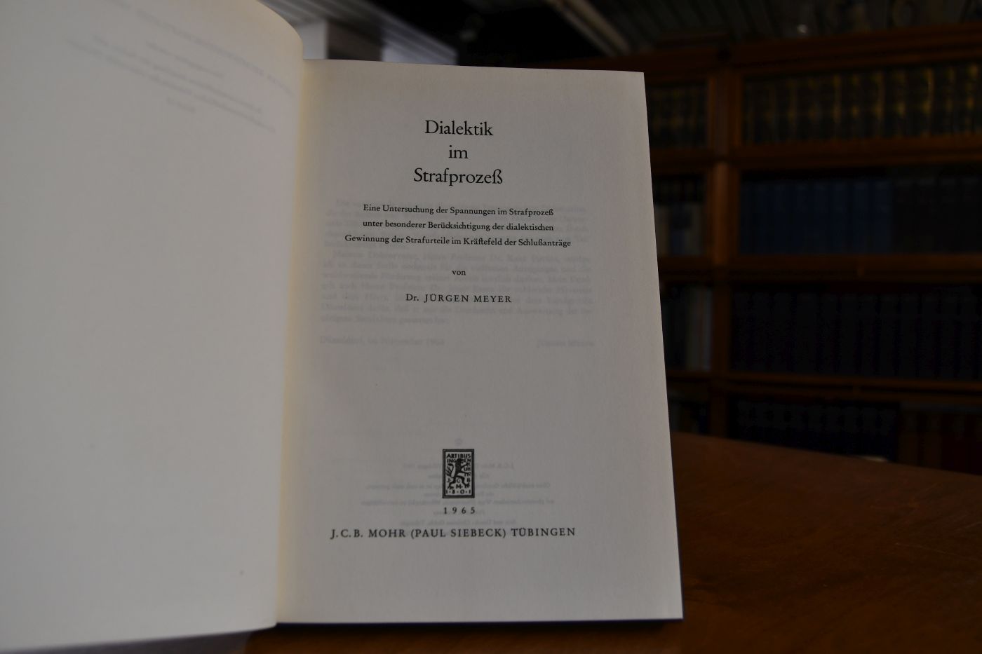 Dialektik im Strafprozeß. Eine Untersuchung der Spannungen im Strafprozeß unter besonderer Berücksichtigung der dialektischen Gewinnung der Strafurteile im Kräftefeld der Schlußanträge.