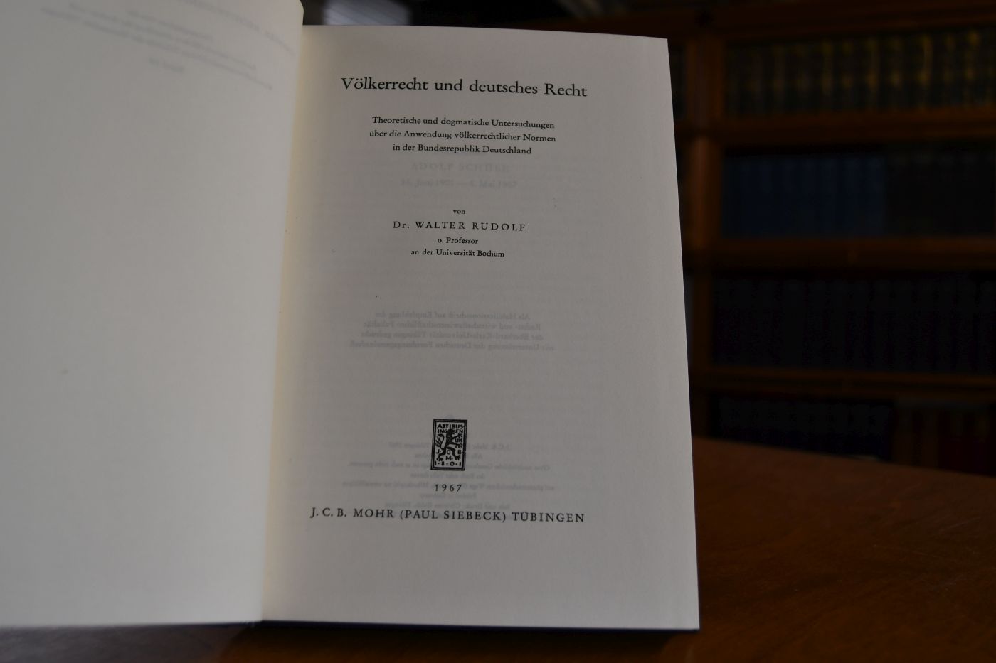 Völkerrecht und deutsches Recht. Theoretische und dogmatische Untersuchungen über die Anwendung völkerrechtlicher Normen in der Bundesrepublik Deutschland.