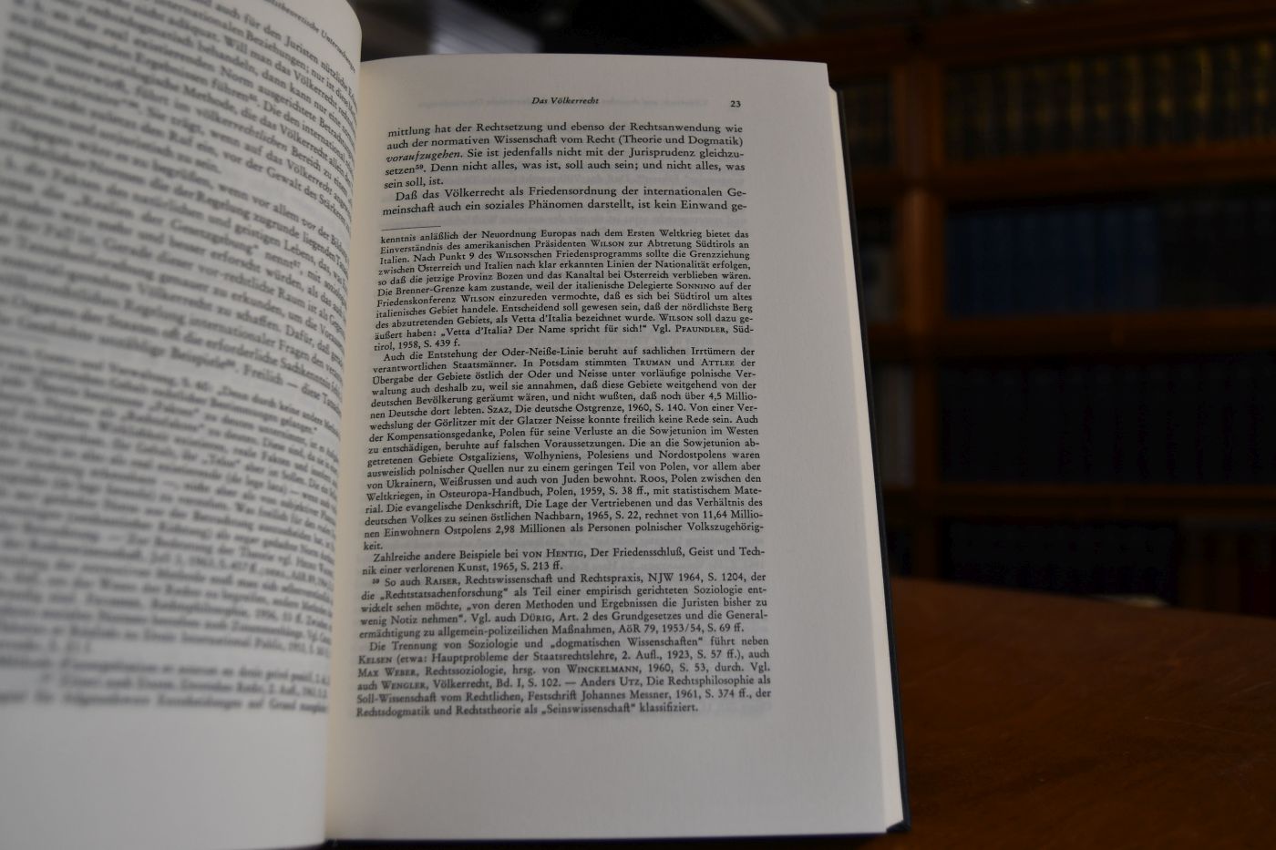 Völkerrecht und deutsches Recht. Theoretische und dogmatische Untersuchungen über die Anwendung völkerrechtlicher Normen in der Bundesrepublik Deutschland.
