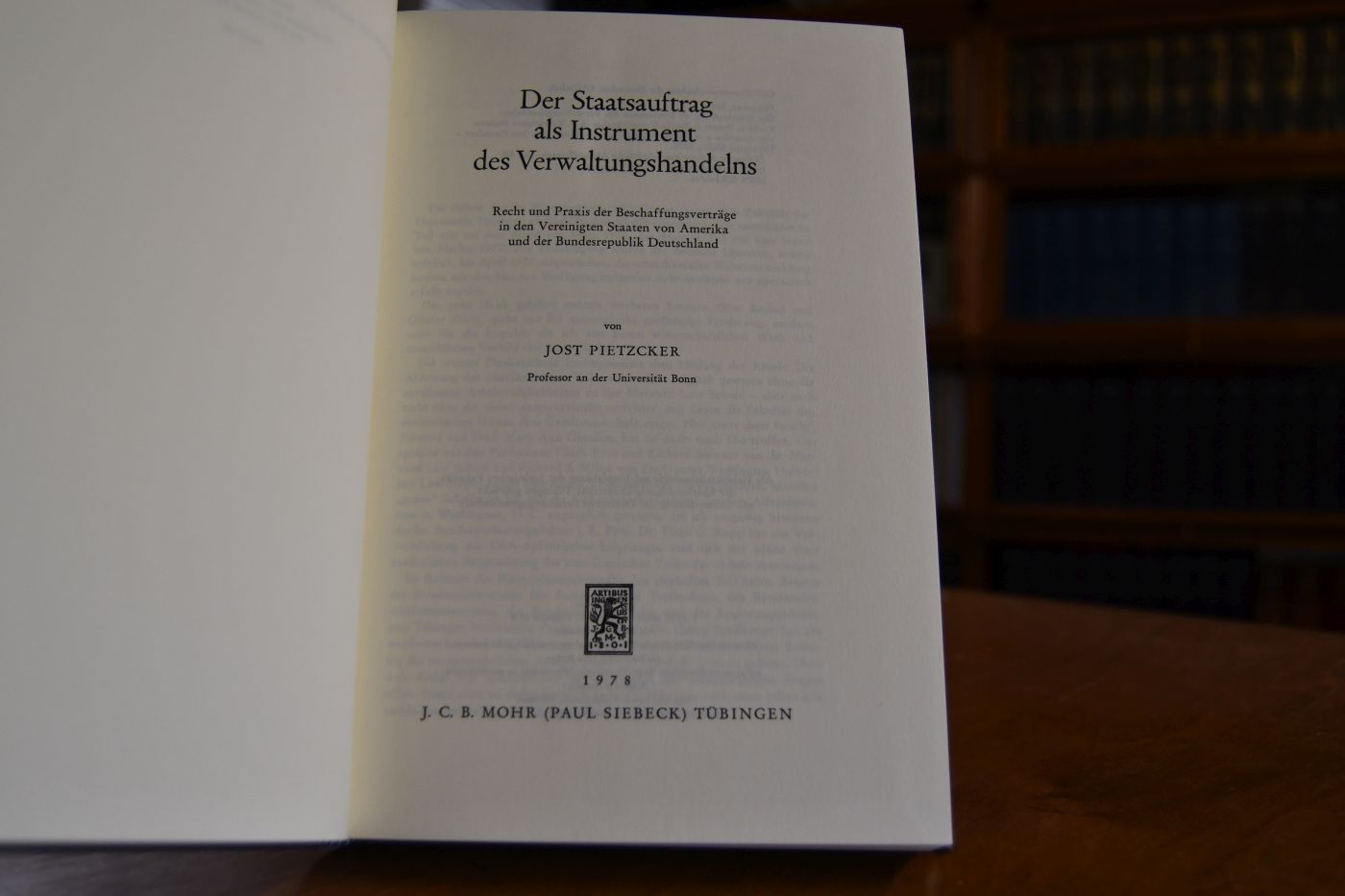 Der Staatsauftrag als Instrument des Verwaltungshandelns. Recht und Praxis der Beschaffungsverträge in den Vereinigten Staaten von Amerika und der Bundesrepublik Deutschland.