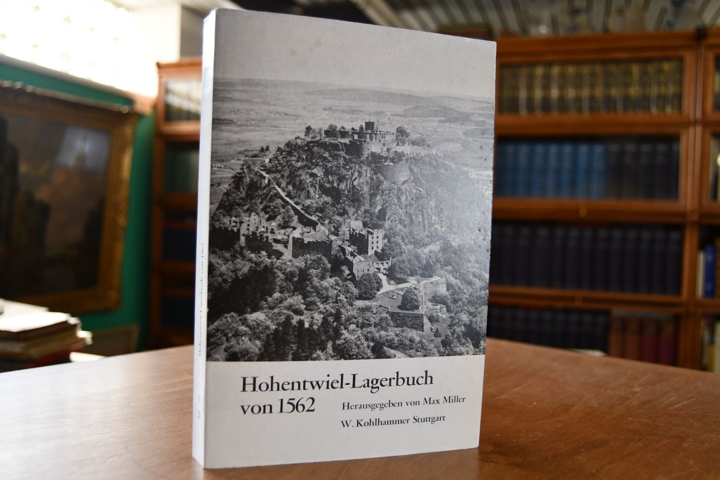 Das Hohentwiel-Lagerbuch von 1562 und weitere Quellen über die Grundherrschaft und das Dorf Singen.