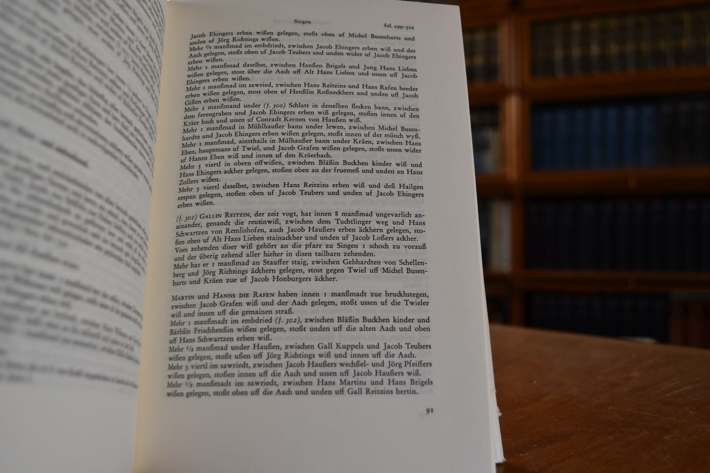 Das Hohentwiel-Lagerbuch von 1562 und weitere Quellen über die Grundherrschaft und das Dorf Singen.