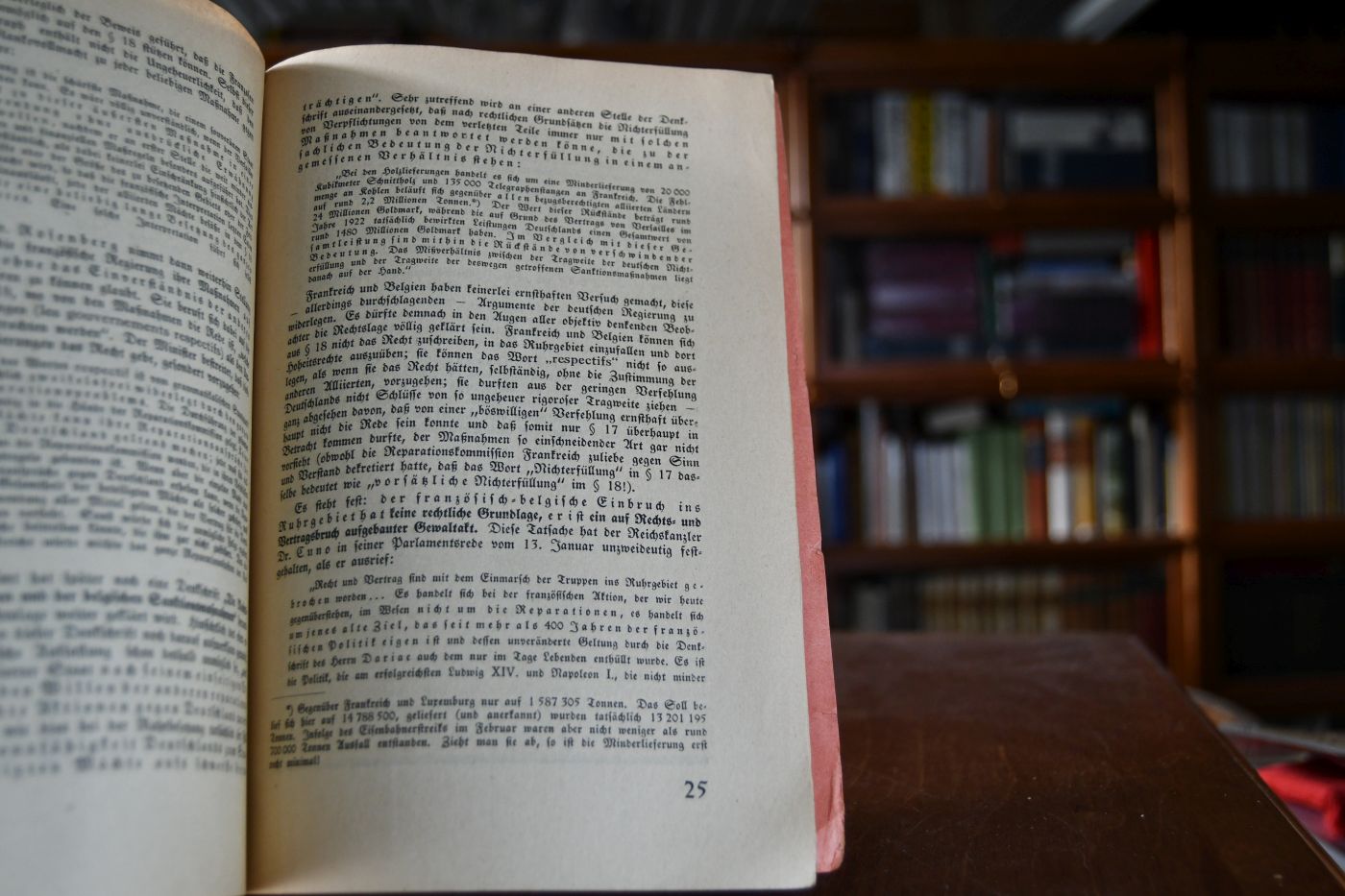 Der Kampf um Ruhr und Rhein. Deutsche Reparationen - französischer Rechtsbruch. Mit einem Vorwort von Rudolf Oeser.