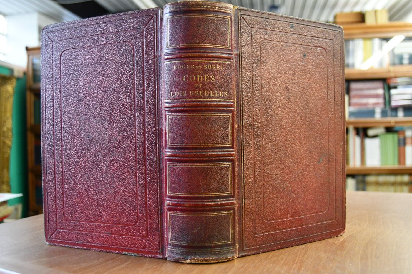 Codes et Lois usuelles classées par ordre alphabétique contenant la Legislation jusqu`a 1870. Collationnés sur les Textes officiels présentant en note sous chaque article des codes ses différentes modifications, la corrélation des articles entre eux, la concordance avec le Droit romain, lancienne législation française et les Lois nouvelles précédés de la Constitution de lEmpire français et accompagnés d`une Table chronologique et d`une Table generale des Matieres.