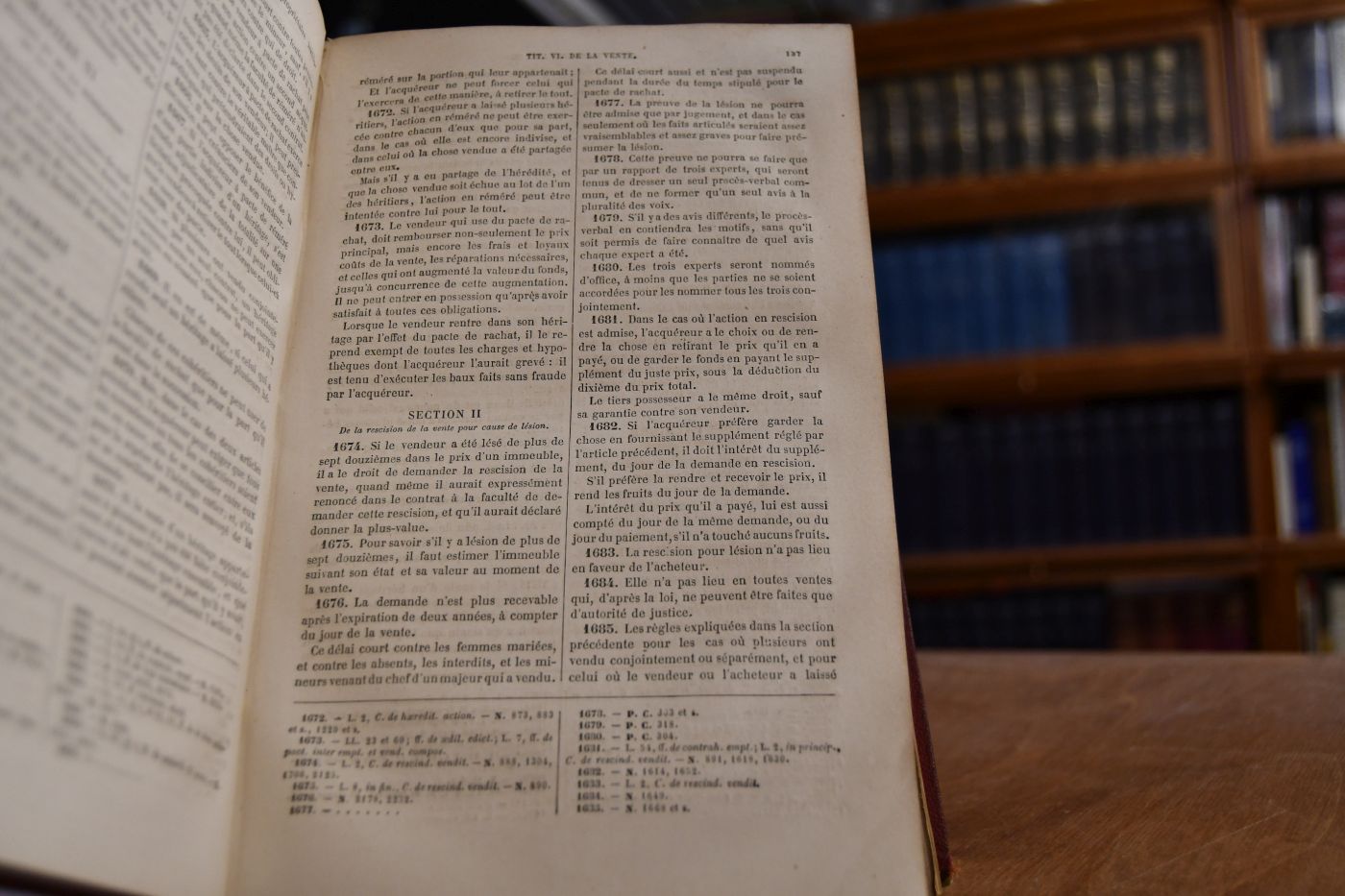 Codes et Lois usuelles classées par ordre alphabétique contenant la Legislation jusqu`a 1870. Collationnés sur les Textes officiels présentant en note sous chaque article des codes ses différentes modifications, la corrélation des articles entre eux, la concordance avec le Droit romain, lancienne législation française et les Lois nouvelles précédés de la Constitution de lEmpire français et accompagnés d`une Table chronologique et d`une Table generale des Matieres.