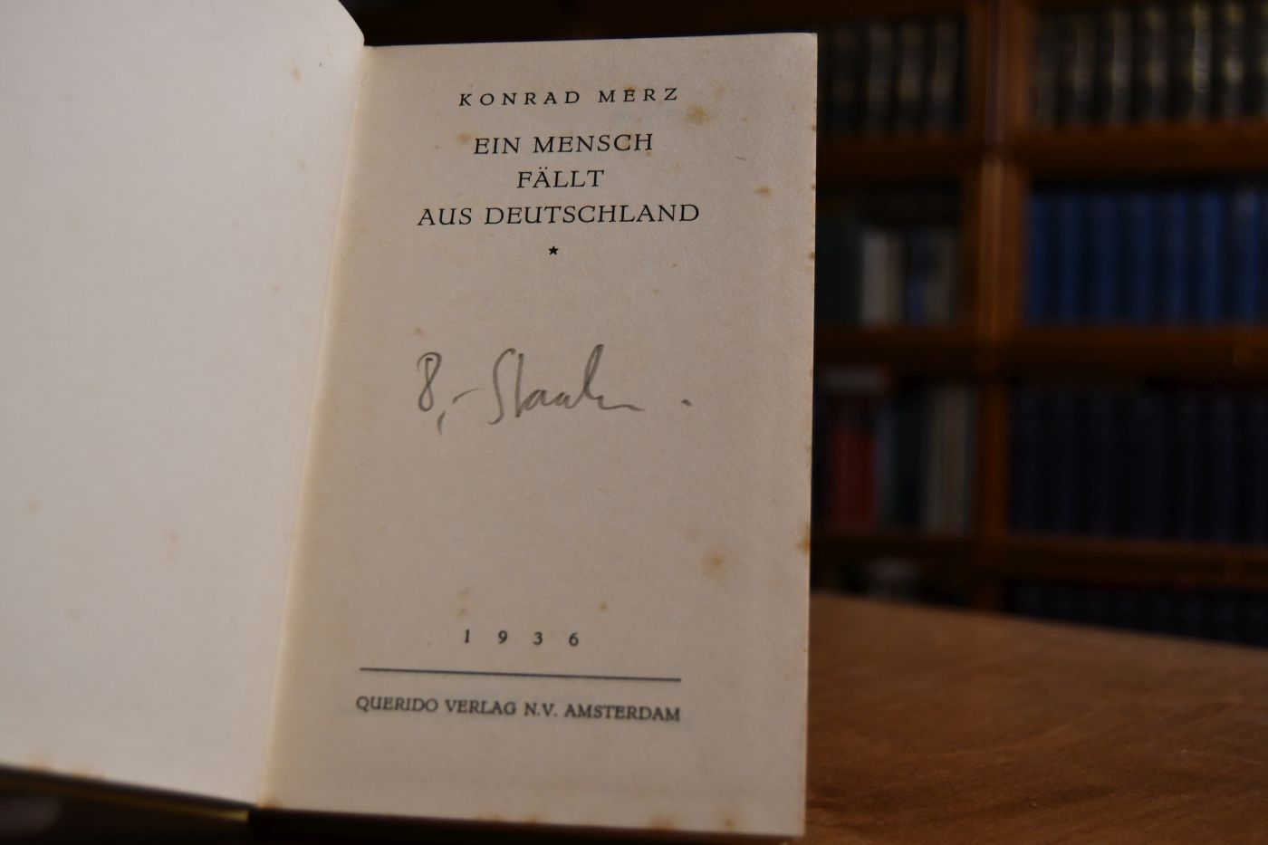 Ein Mensch fällt aus Deutschland.
