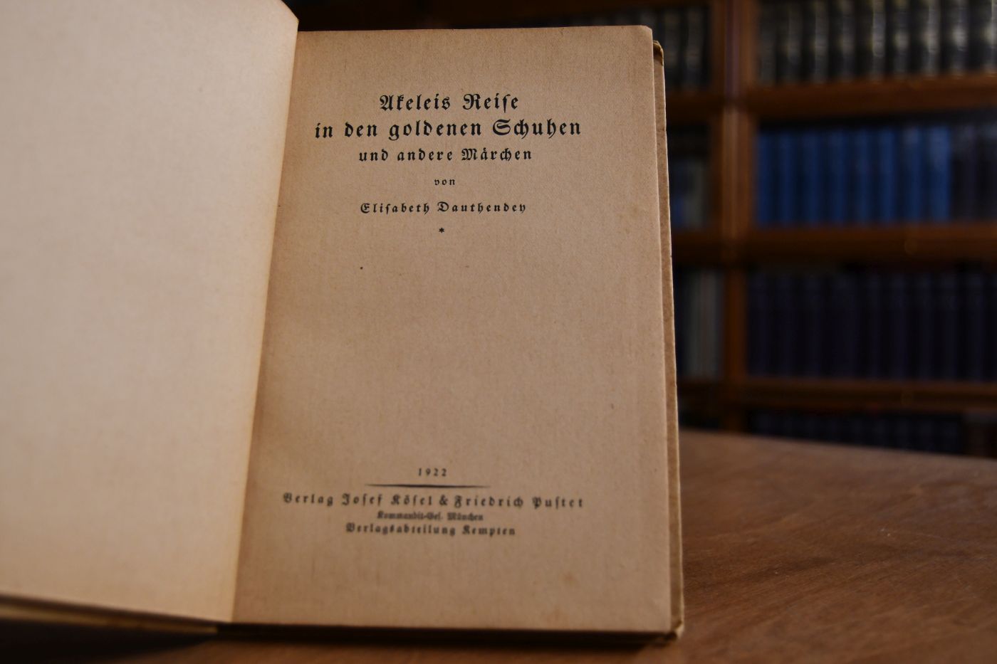 Akeleis Reise in den goldenen Schuhen und andere Märchen.