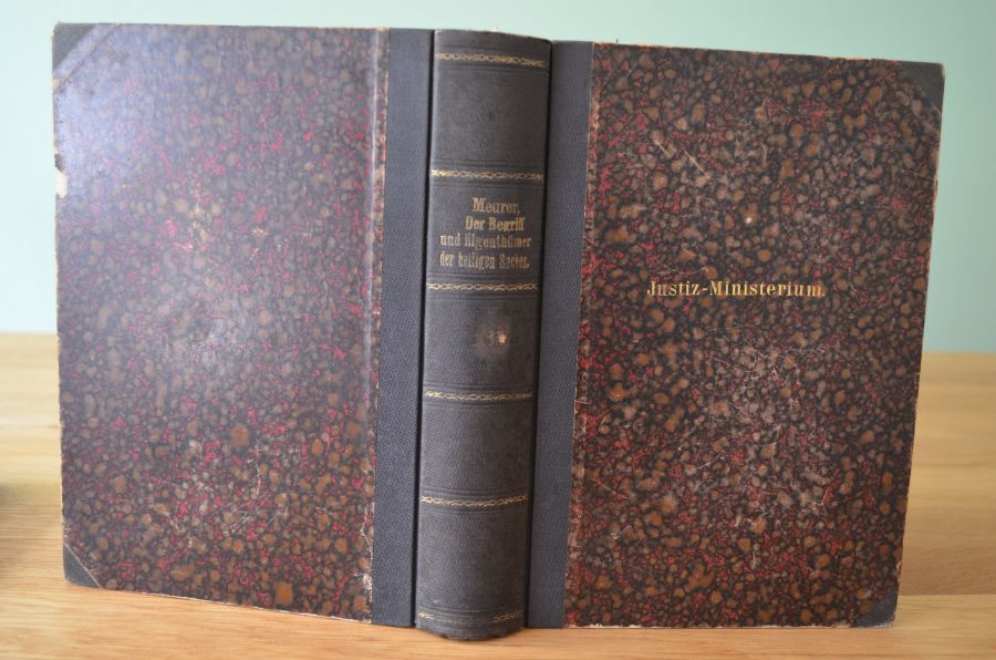 Der Begriff und Eigenthümer der heiligen Sachen zugleich eine Revision der Lehre von den juristischen Personen und dem Eigenthümer des Kirchenguts (2 Bde. in einem Band)