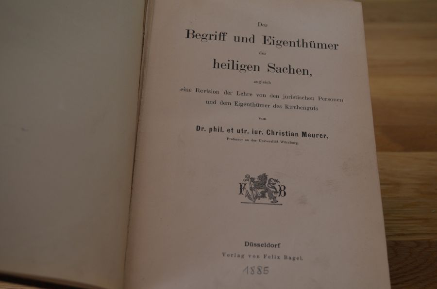 Der Begriff und Eigenthümer der heiligen Sachen zugleich eine Revision der Lehre von den juristischen Personen und dem Eigenthümer des Kirchenguts (2 Bde. in einem Band)